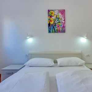  Apartment Host